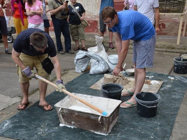 Hašení tzv. pod vodou za vzniku vápenného mléka nebo kaše.