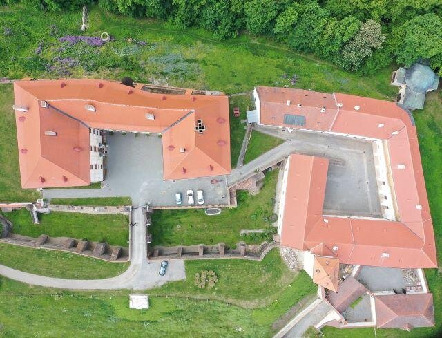 Střechy Horního a Dolního zámku (vpravo) v Kunštátu