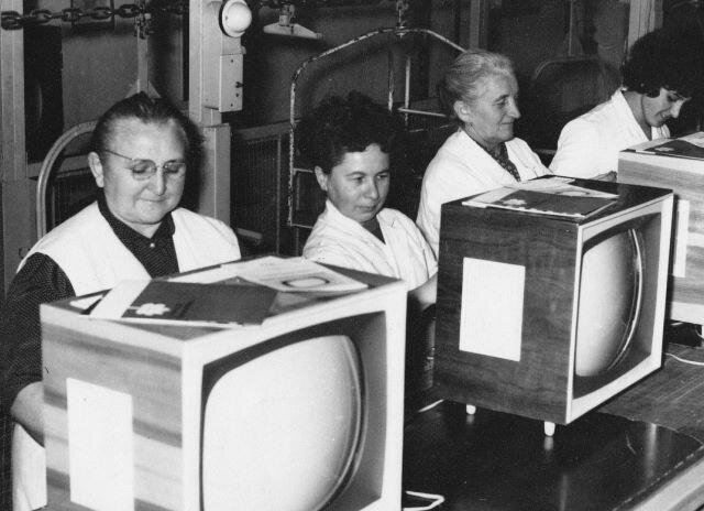 Tesla Pardubice a montážní pás s televizory Kamélie, 1962