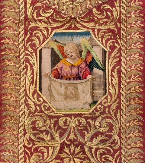 Kasule s výšivkou Arma Christi – detail anděla s Veroničinou rouškou – Řím, dílna papežského dvora (Angelo Broncone ?), kolem 1655–1660