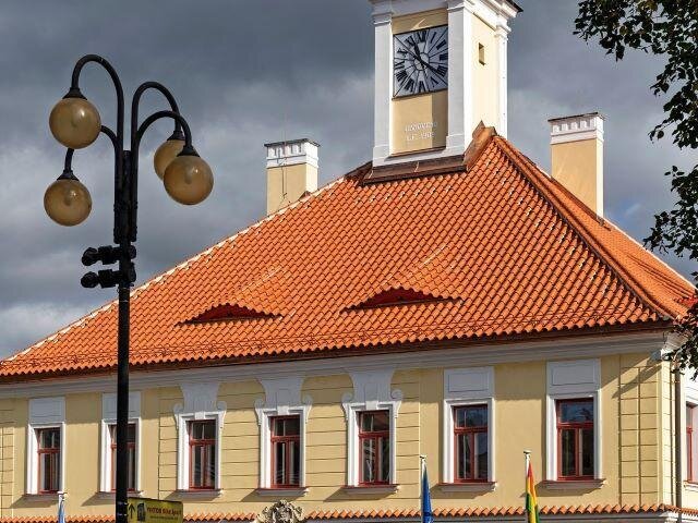 Volská oka na nové střeše žamberské radnice