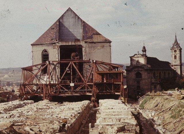 Kostel byl posunován na čtyřech kolejích, zezadu byl tlačen a zepředu brzděn hydraulickými válci.