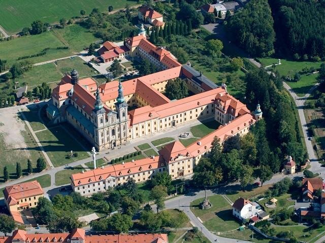 Pálená střešní krytina byla použita například při obnově klášterního areálu na Velehradu. 