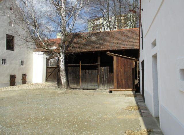 Dvůr usedlosti se suchým záchodem a kůlnami