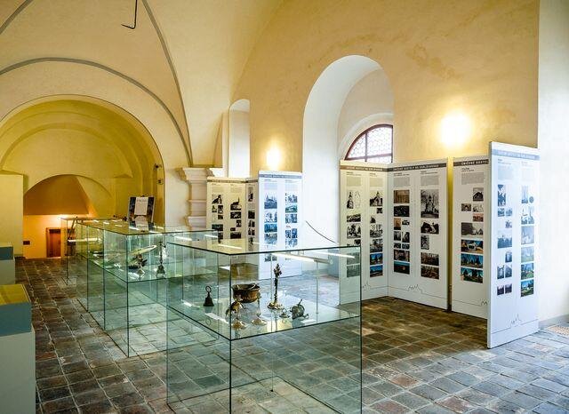 Pohled do expozice na 2. kůru, kde je instalována výstava Zaniklé kostely Karlovarska.