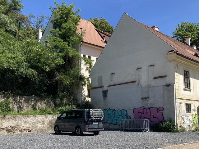 Stav před obnovou z pohledu od mlýna