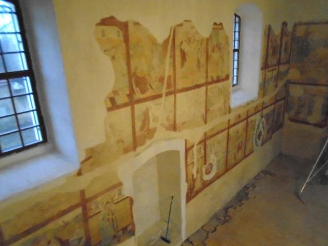 Detail nástěnných maleb v prostoru mezi okny