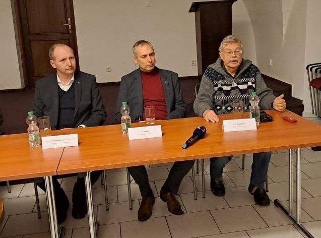 Zleva Martin Jozef Bartoš, převor Strahovského kláštera premonstrátů, geoinformatik Jiří Šindelář a archeolog Pavel Břicháček