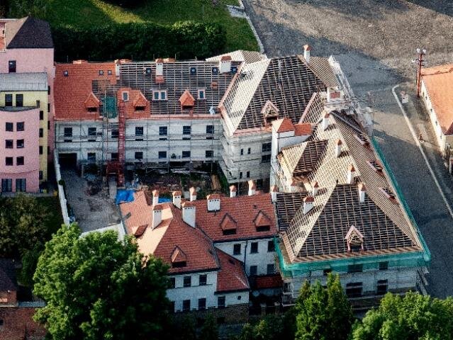 Celkový pohled na střechy Okresního soudu v Nymburce