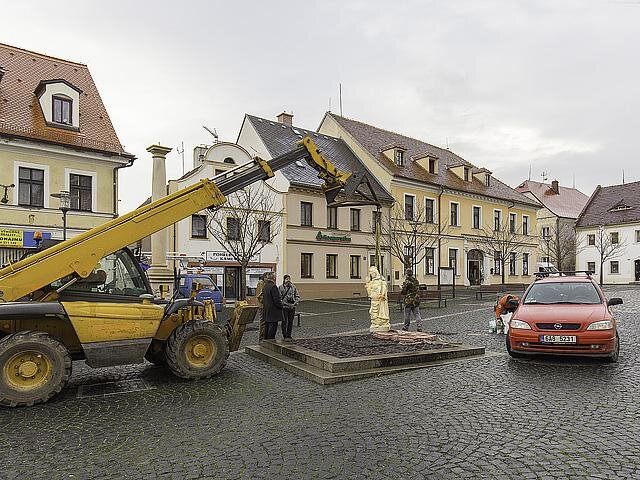 Výška původního sloupu byla přibližně 740 cm na daném základovém stupni o čtvercovém půdorysu.