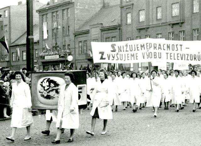 Pracovnice Tesly nesou stylizovaný televizor na oslavách 1. máje v roce 1961.
