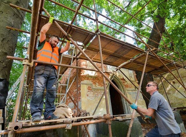 U kaple hrozilo její zřícení, proto se musela zajistit nejdříve staticky.