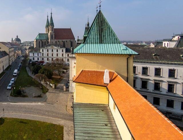 Novou střechu má i spojovací chodba.