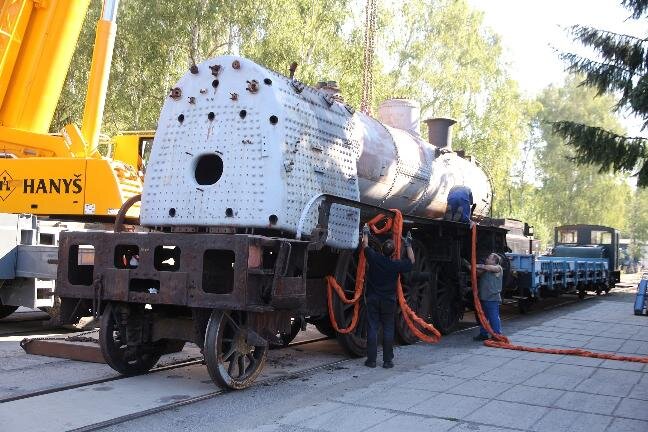 Kotel lokomotivy 434.2186 bude opraven v Kolíně, kam se musí přemístit na automobilovém návěsu.