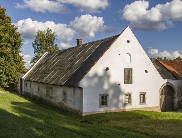 Selský dvůr U Matoušů v Plzni-Bolevci prochází rozsáhlou rekonstrukcí i v tuto dobu. Pracuje se na odvodnění dvora, v interiérech byly rozebrány podlahy, odkrývají se sondy v omítkových vrstvách.