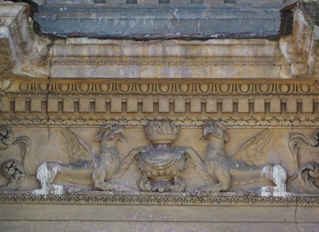 Detail štukové výzdoby fasády zámku Plumlov