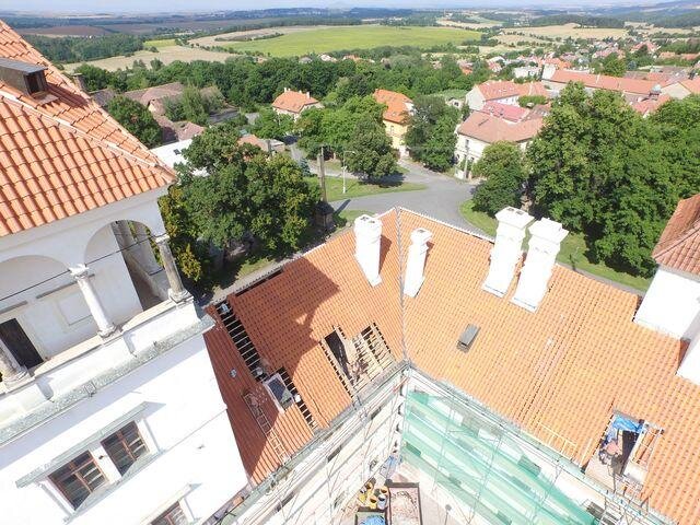 Letecký pohled z dronu na rekonstrukci zámeckých střech