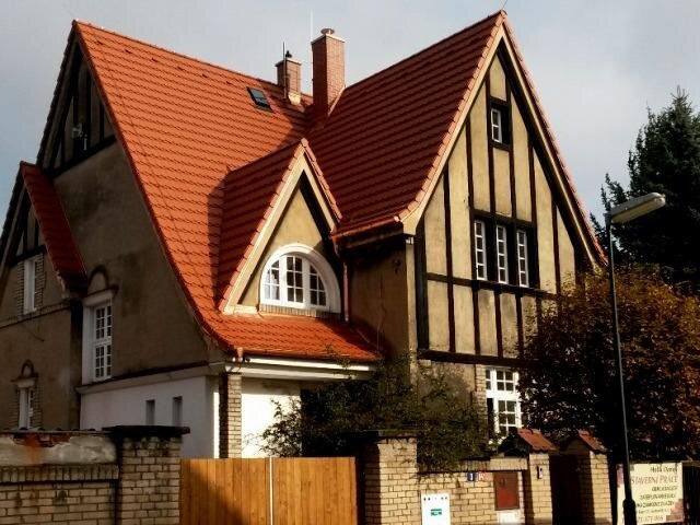 Další realizací firmy Střechy Sixta, kde byly použity bobrovky společnosti Tondach, byla rekonstrukce střechy historického rodinného domu v Lysé nad Labem. 