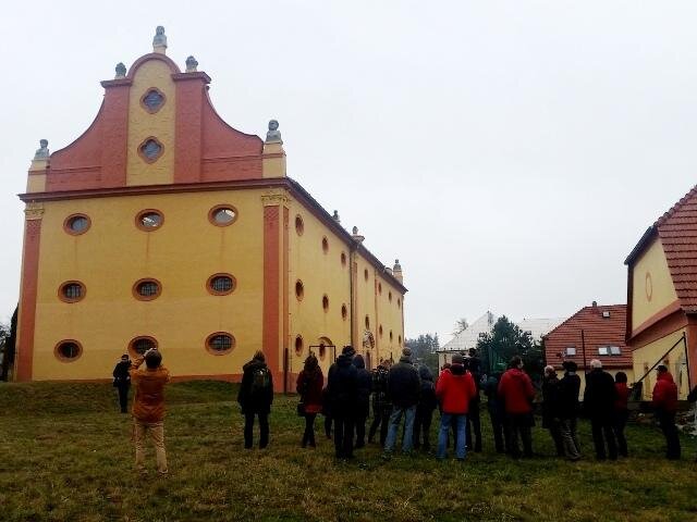 Barokní sýpka v Lukách nad Jihlavou se nyní využívá jako tělocvična místní základní školy.