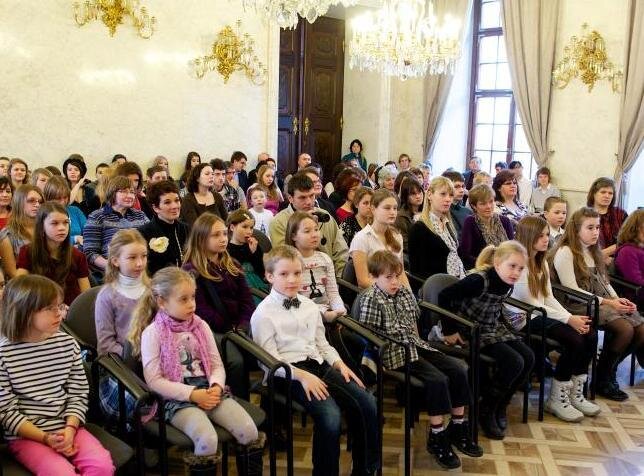 Předávání cen vítězů soutěže „Praha plná památek“ na slavnostním ceremoniálu.