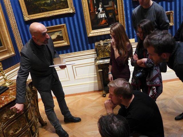 Exkurze do Londýna. Jürgen Huber provádí studenty po Wallace Collection.