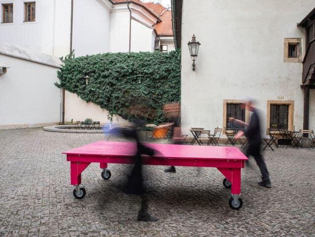 Před Galerií Jaroslava Fragnera si můžete zahrát ping-pong.