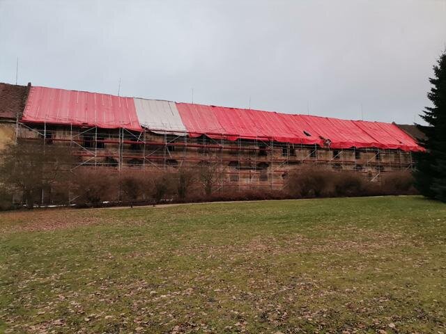 Objekt je provizorně zastřešen.