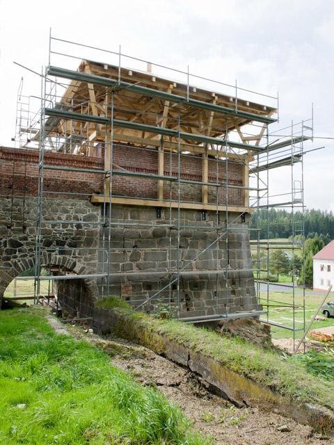 Pecní těleso má na výšku přibližně 11,5 metru.