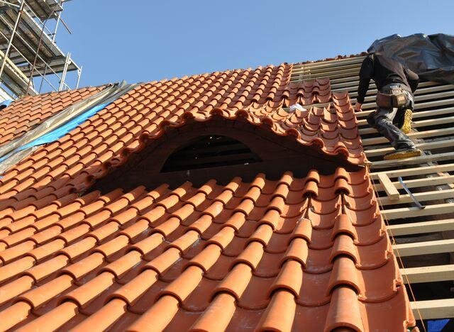 Detailní pohled na část obnovené střechy