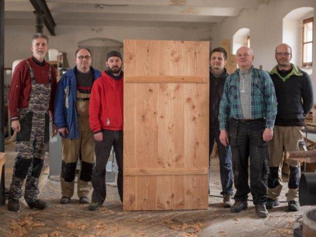 Hotové svlakové dveře zůstaly na Horní tvrzi.