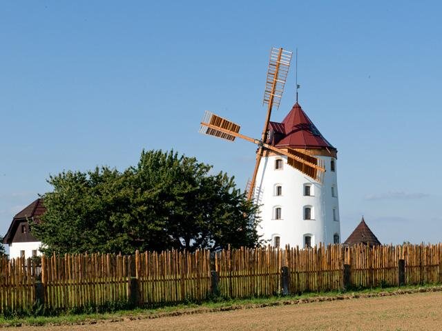 Na základy byl využit lomový pískovec z blízkého lomu. 
