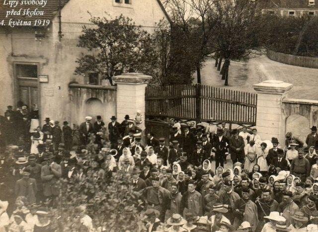Výsadba lípy ve Stěžerech v roce 1919