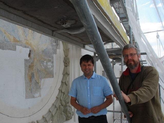 Objevená malba hodinových ručiček při stavebněhistorickém průzkumu architektem Janem Peštou (vpravo). Na snímku s místostarostou Havlíčkova Brodu Liborem Honzárkem