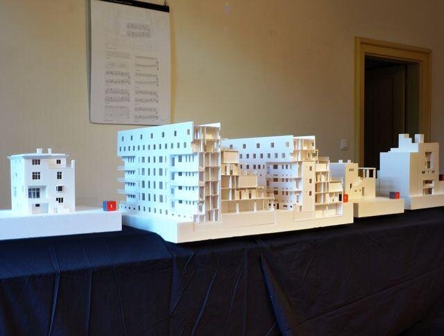 Všechny modely jsou v měřítku 1:50. Některé se dají rozložit, čímž umožňují seznámit se s principy takzvaného Raumplanu, prostorového architektonického plánu.