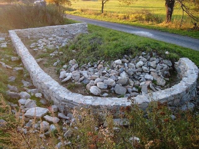 Občanské sdružení Obnova kulturního dědictví údolí Desné obnovilo základy kaple na Pramenech u Žárové nedaleko Velkých Losin v Olomouckém kraji. 