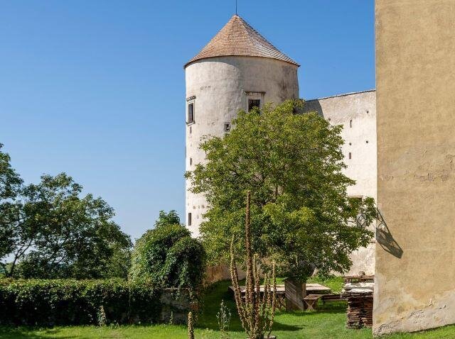 Celkový pohled na věž Andělka s novou šindelovou střechou