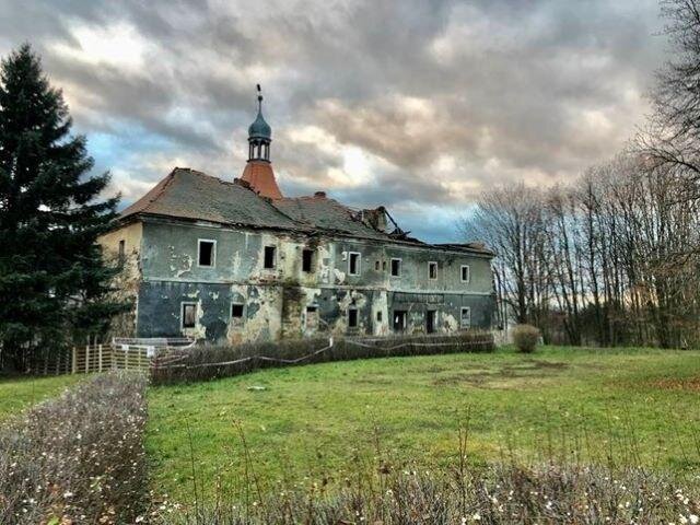 Zámek Mirošovice před obnovou