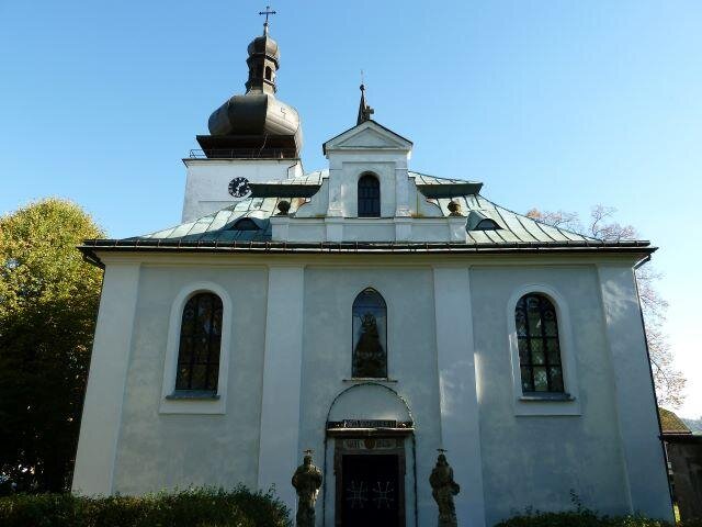 Kostel Navštívení Panny Marie v Bozkově, který ukrývá zrestaurované varhany.
