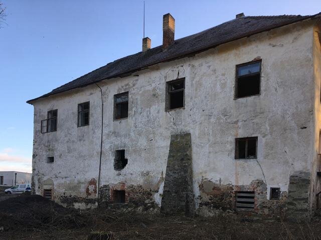 První připomínky tvrze Poříčí pochází ze 14. a 15. století a poté z roku 1562. 