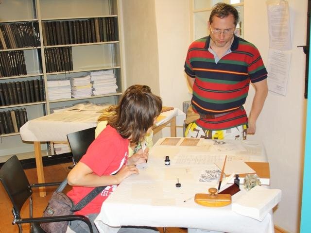 Ve zpřístupěné knihovně si návštěvníci budou moci vyzkoušet psaní husím brkem a nahlédnout do odborných knih. 