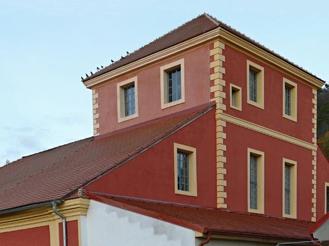 Huť se slévárnou v Jincích stojí v místě dvou starších vysokých pecí.