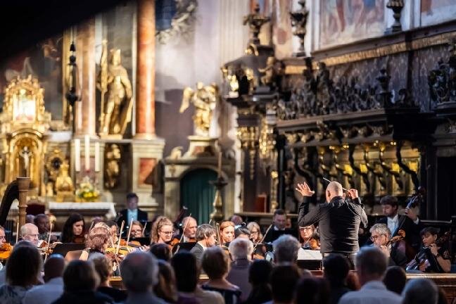 Závěrečný koncert patřil Jihočeské filharmonii z Českých Budějovic pod vedením dirigenta Vojtěcha Spurného.