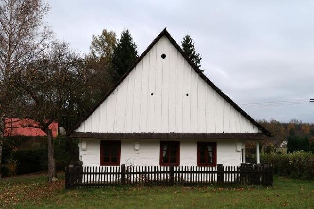 Domek Prokopa Diviše v Žamberku je díky svojí fasádě nepřehlédnutelný.