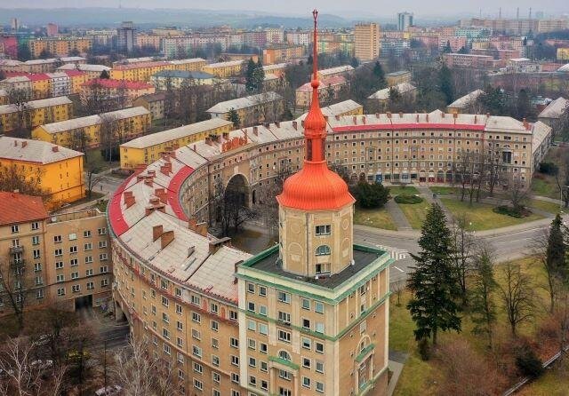 Monumentální budova Oblouku je vstupní branou do Poruby.