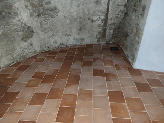 Detail podlahy apsidy