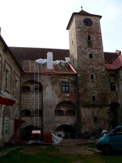 Na střeše jižního zámeckého paláce se pilně pracuje.