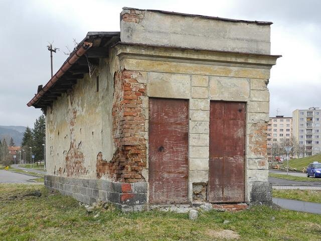 Zastávka připomínající horskou železniční trať spojující Ostrov s Jáchymovem byla původně otevřena 22. prosince 1896.