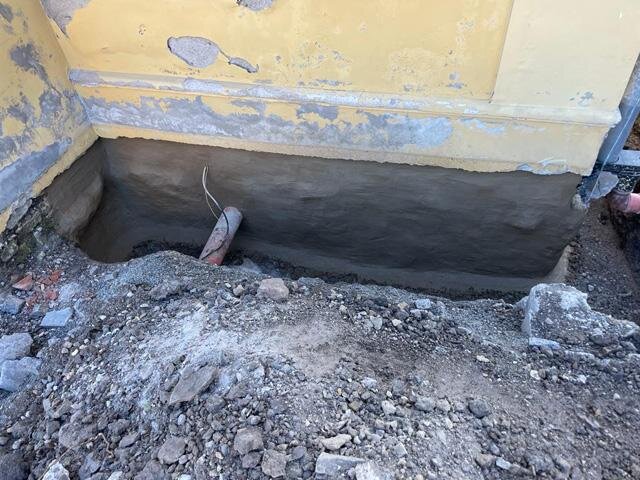 Pro zpevnění a srovnání zdiva (podkladní vrstva pod izolaci) se použila trasvápenná malta Oxal SM TK 5.