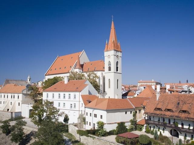 Bobrovky značky Tondach kryjí i sakrální památky. Na snímku je kostel sv. Mikuláše ve Znojmě.
