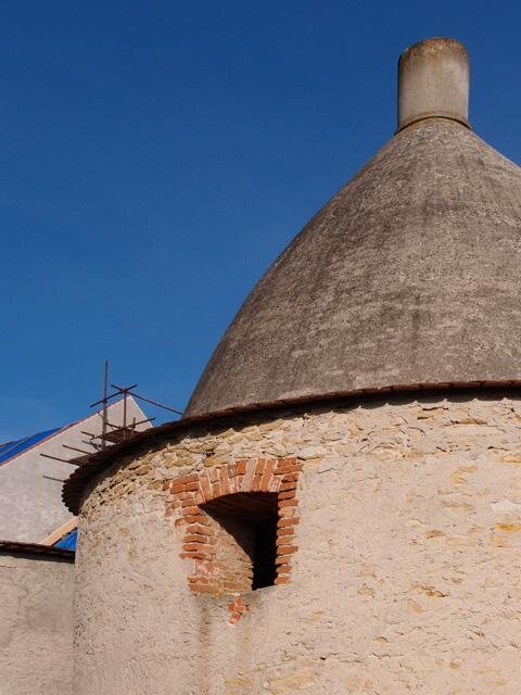 Detail zastřešení válcové věže před obnovou